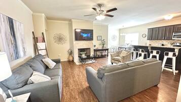 TV connectée, cheminée, baby-foot