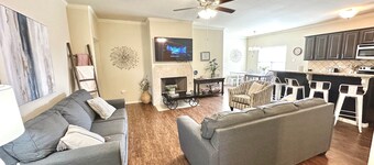 LBK Luxury! ✅ 7 Beds + Great Area + Convenient to all of LBK & TTU. 🌟