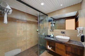 تجهيزات دش، مستلزمات مجانية للعناية الشخصية، مجففات شعر، مناشف