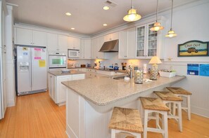 ثلاجة، ميكروويف، فرن، موقد طهي مسطح