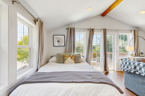 Airy retreat with free WiFi, balcony, & kitchen, in the heart of NE Portland