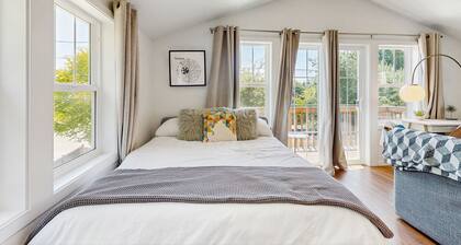 Airy retreat with free WiFi, balcony, & kitchen, in the heart of NE Portland