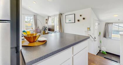 Airy retreat with free WiFi, balcony, & kitchen, in the heart of NE Portland