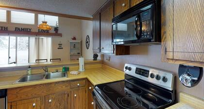 Cozy condo with WiFi, fireplace, & loft - close to golf, ski, & lakes