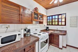 Een koelkast, een magnetron, een oven, een kookplaat