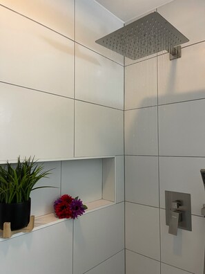 Dusche, Haartrockner, Handtücher, Toilettenpapier