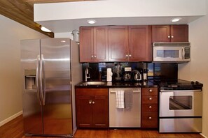 Køleskab, mikrobølgeovn, ovn, kogeplade