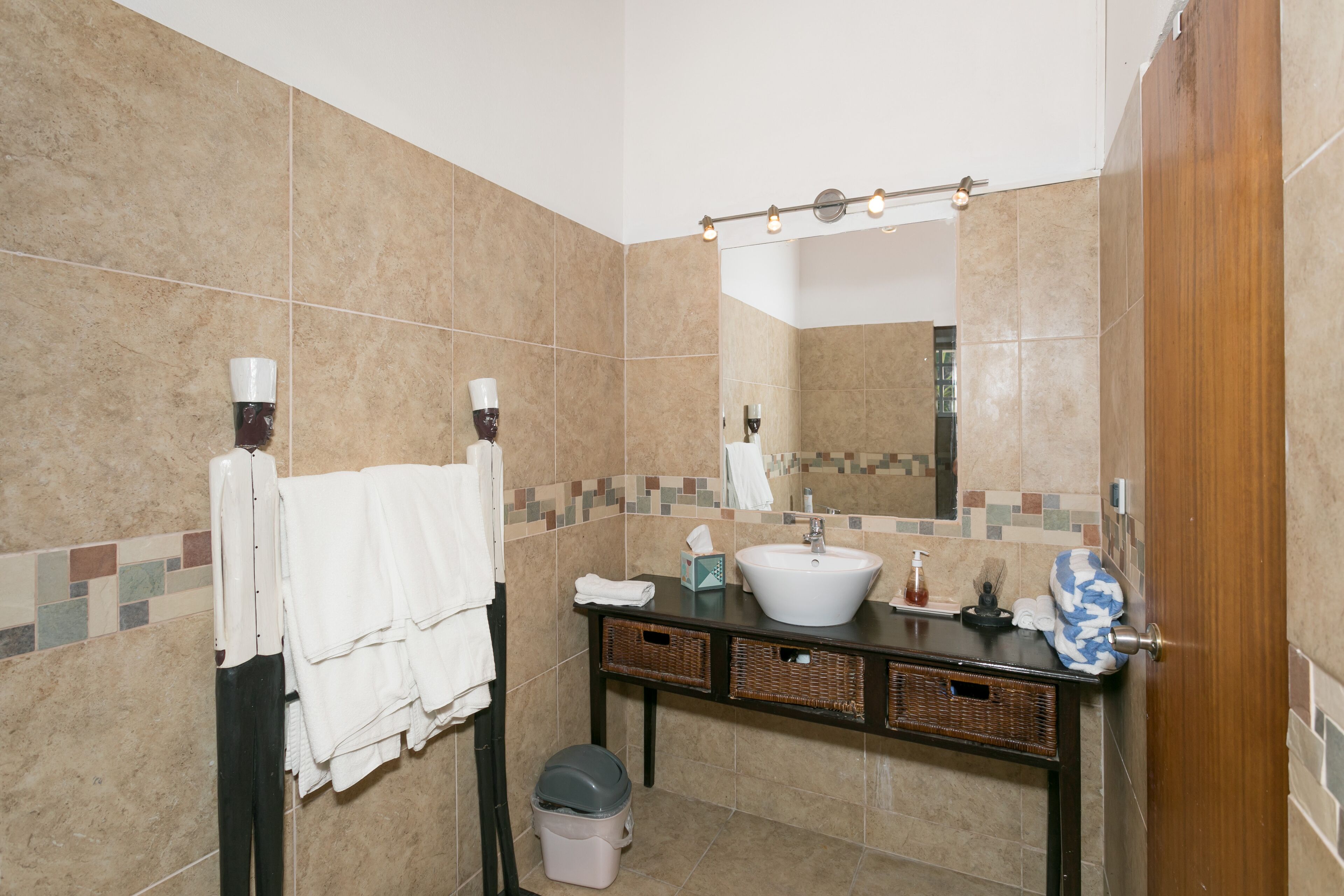 Ein Badezimmer mit Waschbecken, Spiegel und Handtuchhalter.