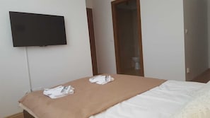 3 Schlafzimmer, Schreibtisch, schallisolierte Zimmer, Internetzugang