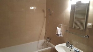 Combined shower/tub, free toiletries, hair dryer, slippers - Forest apartment Timisoara (Timișoara)