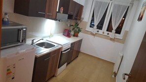 ثلاجة، ميكروويف، فرن، موقد طهي مسطح