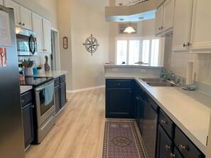 冷蔵庫、電子レンジ、オーブン、コンロ