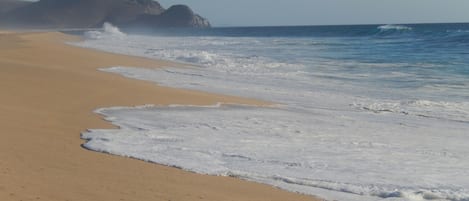 Sur la plage, chaise longue, serviettes de plage