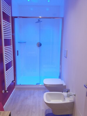Doppel- oder Zweibettzimmer (Blue) | Badezimmer