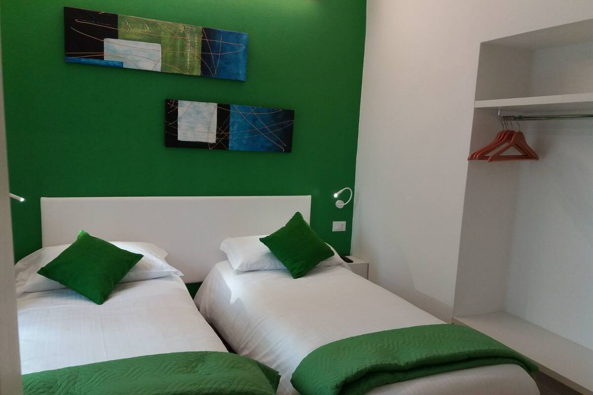 Leilighet – comfort (Green) | Sengetøy av topp kvalitet, dundyner, memory foam-senger og skrivebord