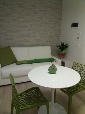 Comfort-huoneisto (Green) | Olohuone | 32–tuumainen taulutelevisio, jossa satelliittikanavat