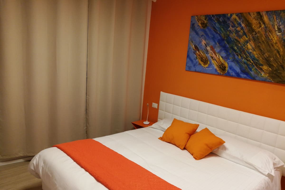 Dobbelt- eller tomannsrom (Orange) | Sengetøy av topp kvalitet, dundyner, memory foam-senger og skrivebord