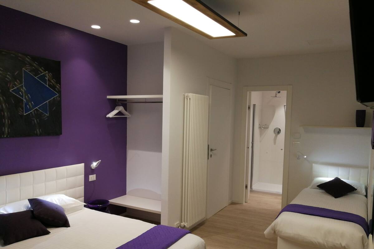 Tremannsrom (Violet) | Sengetøy av topp kvalitet, dundyner, memory foam-senger og skrivebord