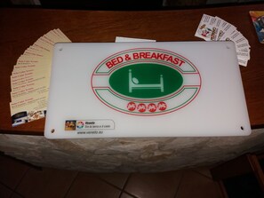 A bed and breakfast sign with a green bed icon, surrounded by a red and green border. - B&B Suite Color Verona (Verona)