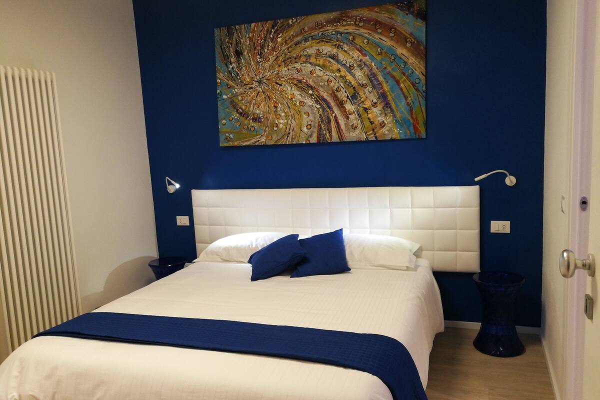 Dobbelt- eller tomannsrom (Blue) | Sengetøy av topp kvalitet, dundyner, memory foam-senger og skrivebord