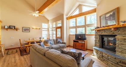 Spacious Townhome + Deck & Views 427