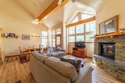 Spacious Townhome + Deck & Views 427