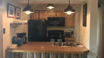Coffee/tea maker, fridge, microwave, oven