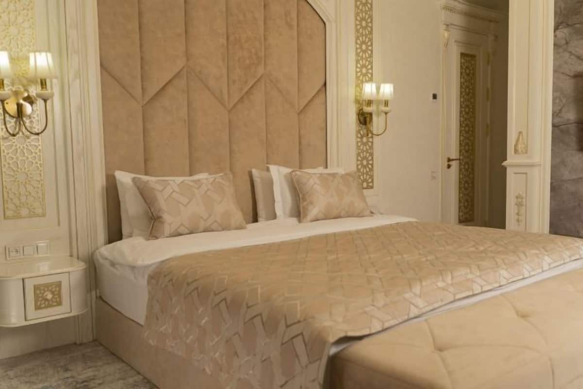 Sengetøy av topp kvalitet, minibar, safe på rommet og blendingsgardiner