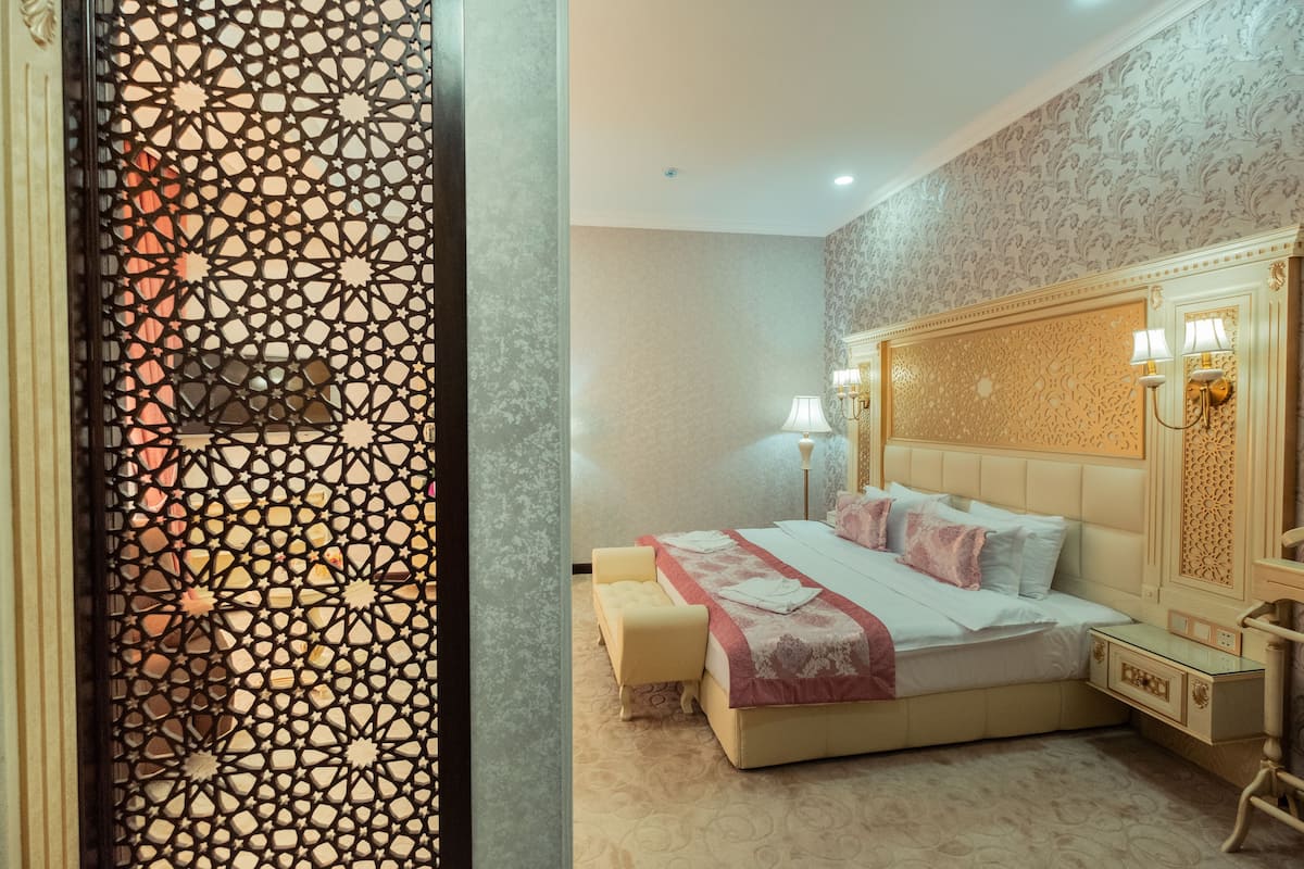 Junior suite | Luxe beddengoed, een minibar, een kluis op de kamer