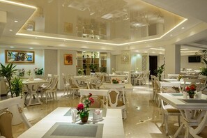 Der serveres frokost og aftensmad