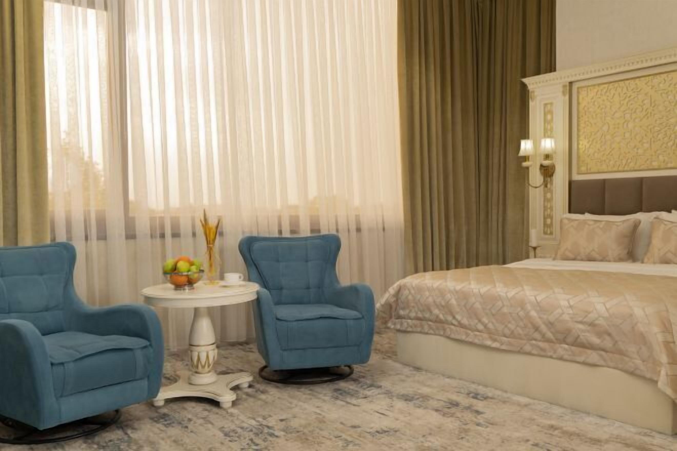 Sengetøy av topp kvalitet, minibar, safe på rommet og blendingsgardiner