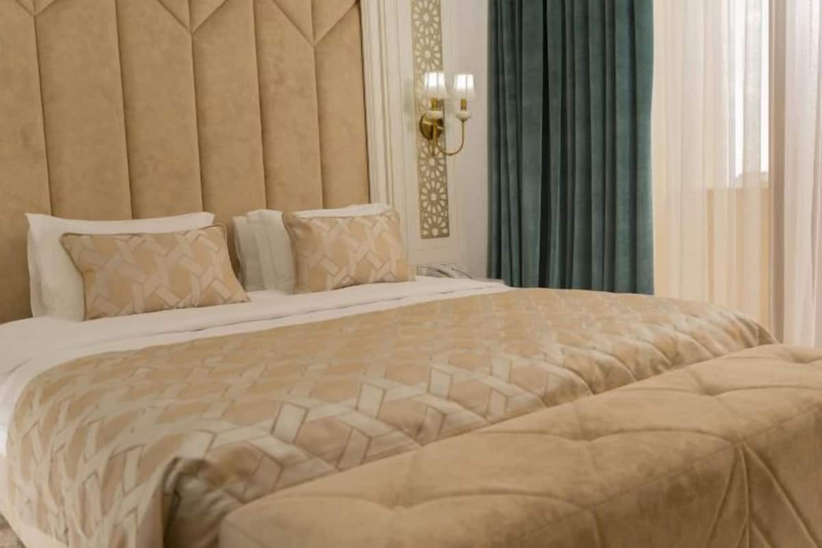 Sengetøy av topp kvalitet, minibar, safe på rommet og blendingsgardiner