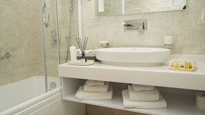 Deluxe-dobbeltværelse - boblebad | Badeværelse | Gratis toiletartikler, hårtørrer, badekåber, hjemmesko