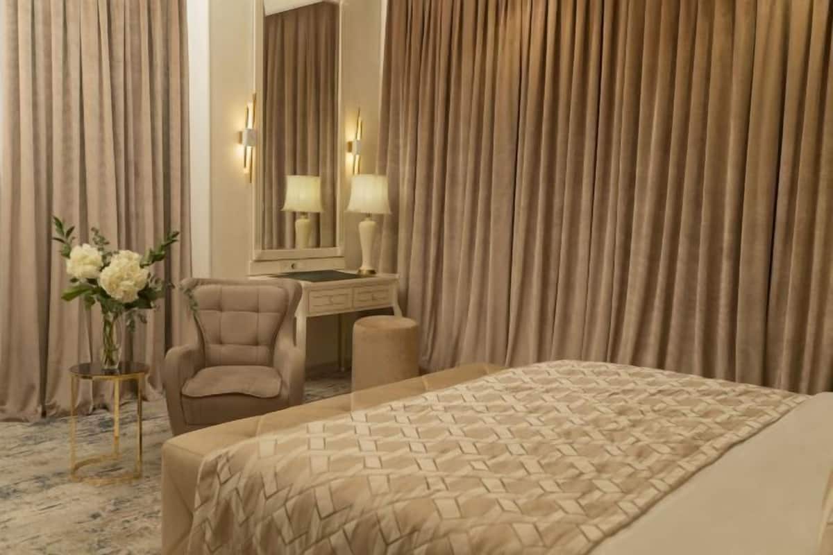 Sengetøy av topp kvalitet, minibar, safe på rommet og blendingsgardiner