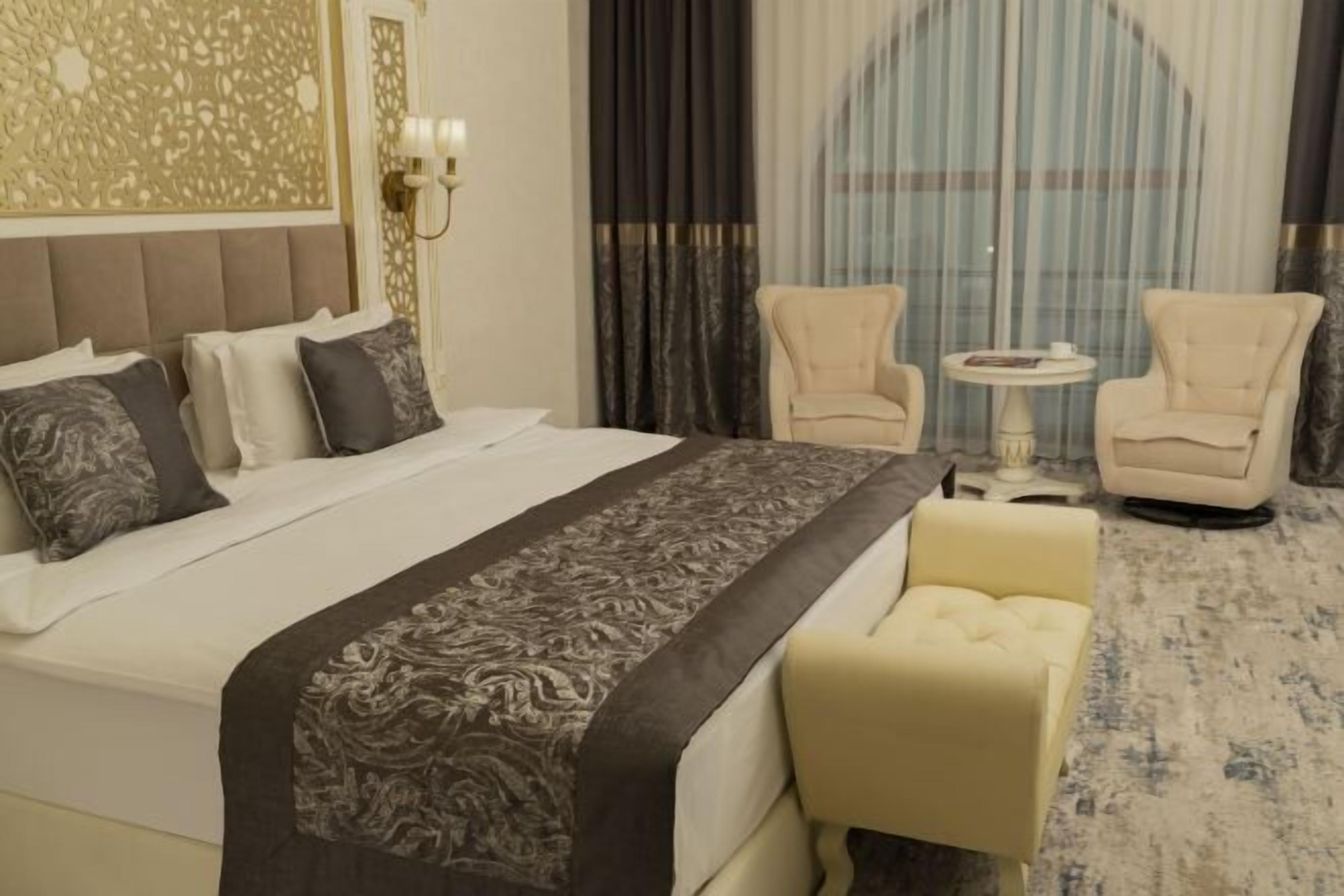 Sengetøy av topp kvalitet, minibar, safe på rommet og blendingsgardiner