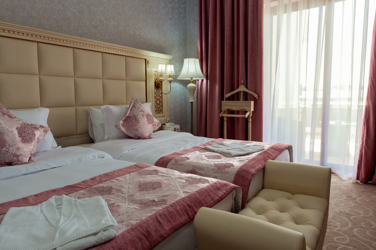 Luxe beddengoed, een minibar, een kluis op de kamer