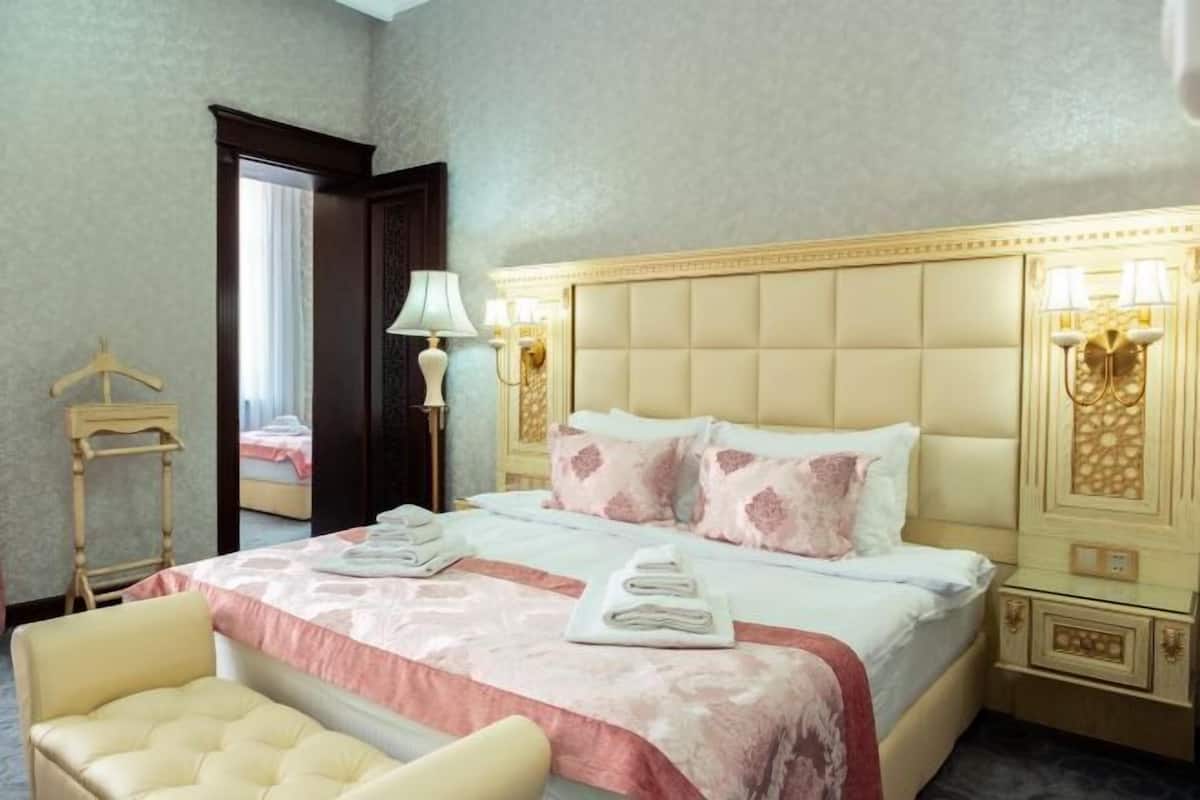 Sengetøy av topp kvalitet, minibar, safe på rommet og blendingsgardiner