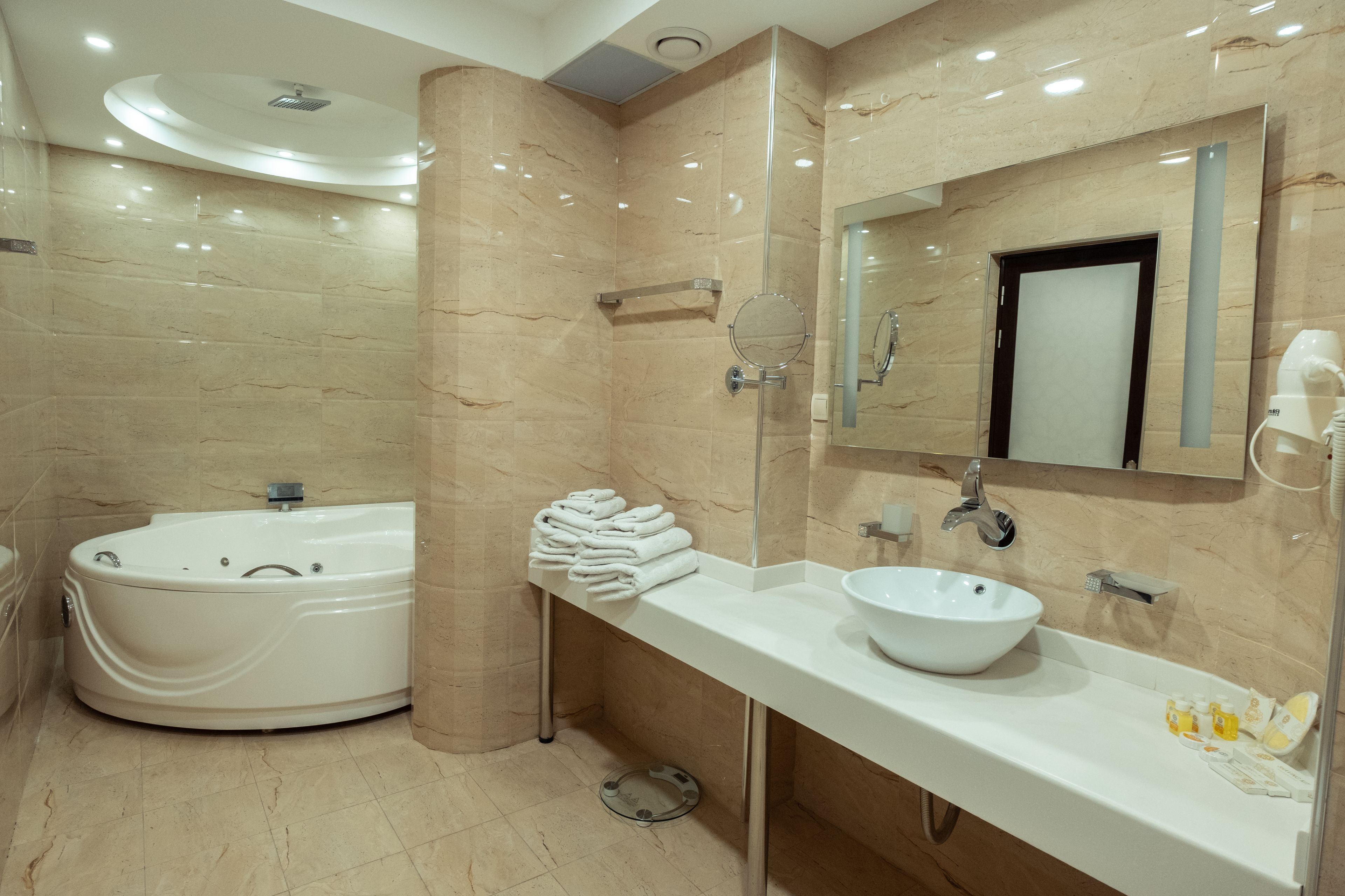 deluxe double room, jetted tub | bathroom | free toiletries, hair dryer, bathrobes, slippers