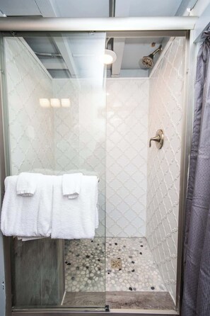 Shower - Tiny House Molly in downtown Leadville (Leadville)