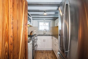 Refrigerador, microondas, parrilla de estufa y cafetera y tetera 