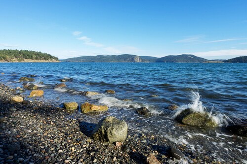 Seaview condo with deck & grassy lawn - walk to trails, restaurants & more