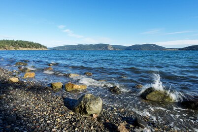 Seaview condo with deck & grassy lawn - walk to trails, restaurants & more