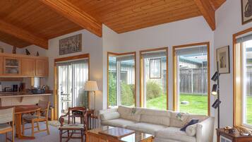 TV, fireplace, DVD player, books