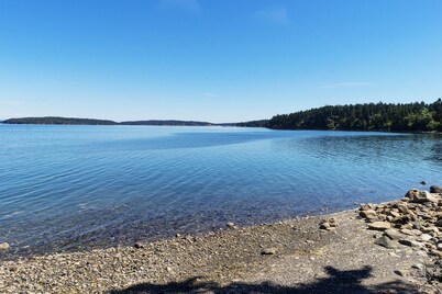 Seaview condo with deck & grassy lawn - walk to trails, restaurants & more