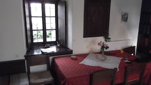 House | In-room dining