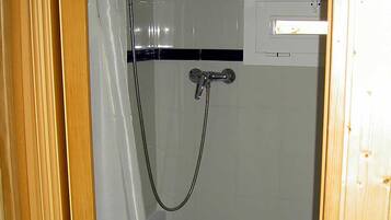 Bungalow, 1 slaapkamer, privébadkamer | Badkamer | Een douche, handdoeken