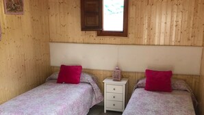 Bungalow, 1 soverom, delt bad | Allergitestet sengetøy, blendingsgardiner og wi-fi (inkludert)