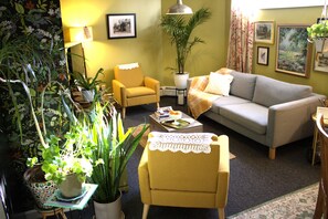 TV connectée, livres, médiathèque, espaces bureaux