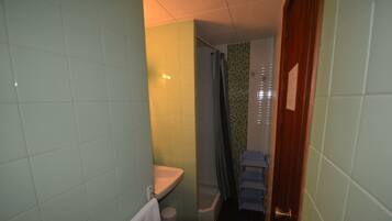 Gratis toiletartikelen, een haardroger, handdoeken