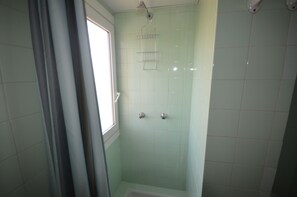 Amenidades de baño gratuitas, secadora de cabello, toallas 